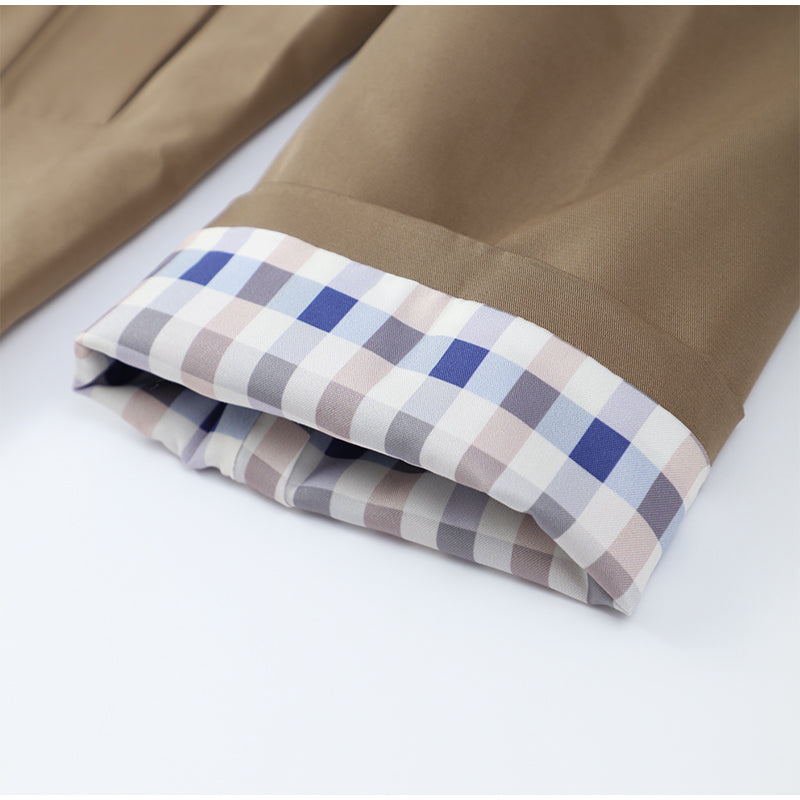 Winterjas bruin met geruite details close-up