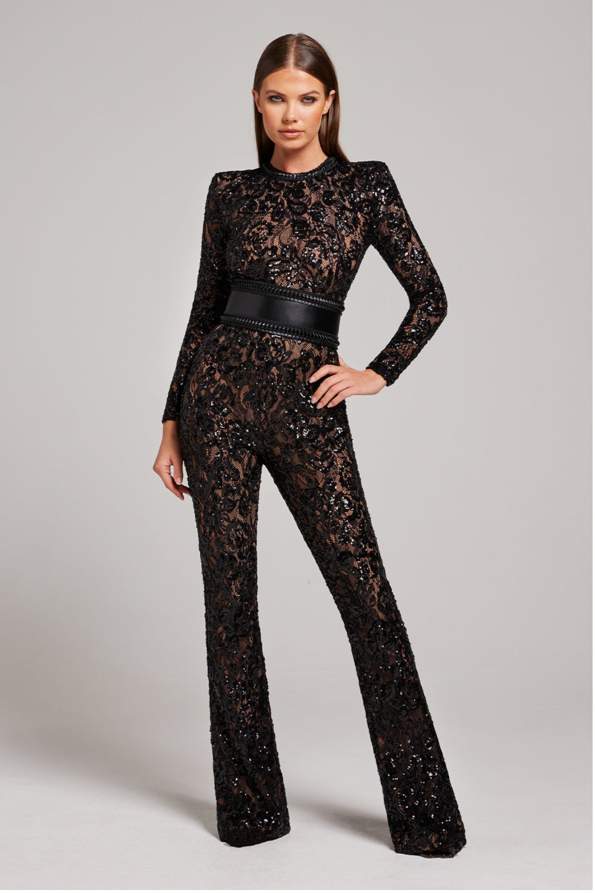 Jumpsuit zwart kant met sequins en riem detail shot