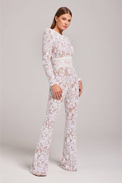 Jurk witte kant jumpsuit met brede pijpen en riem detail front view