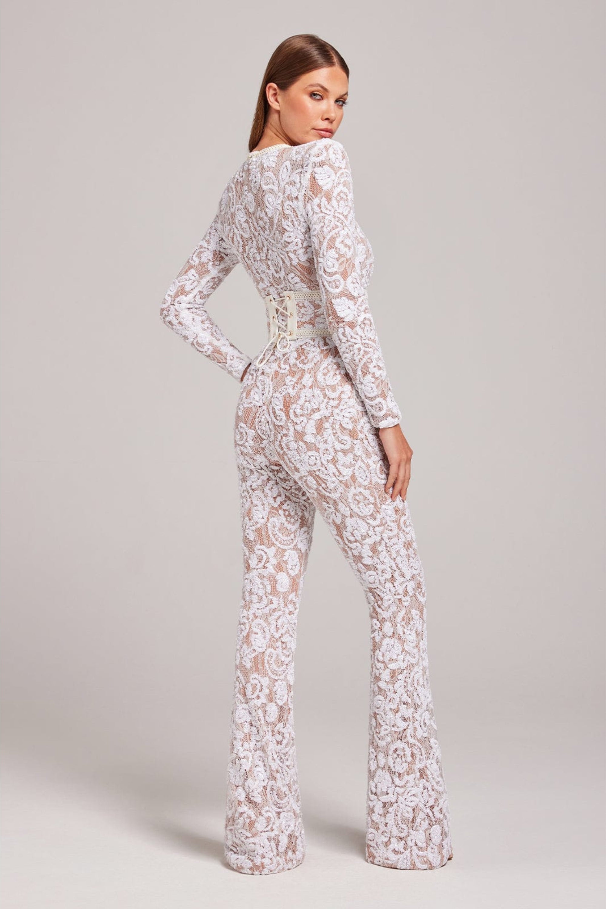 Kanten jurk witte jumpsuit met strikdetail zijprofiel