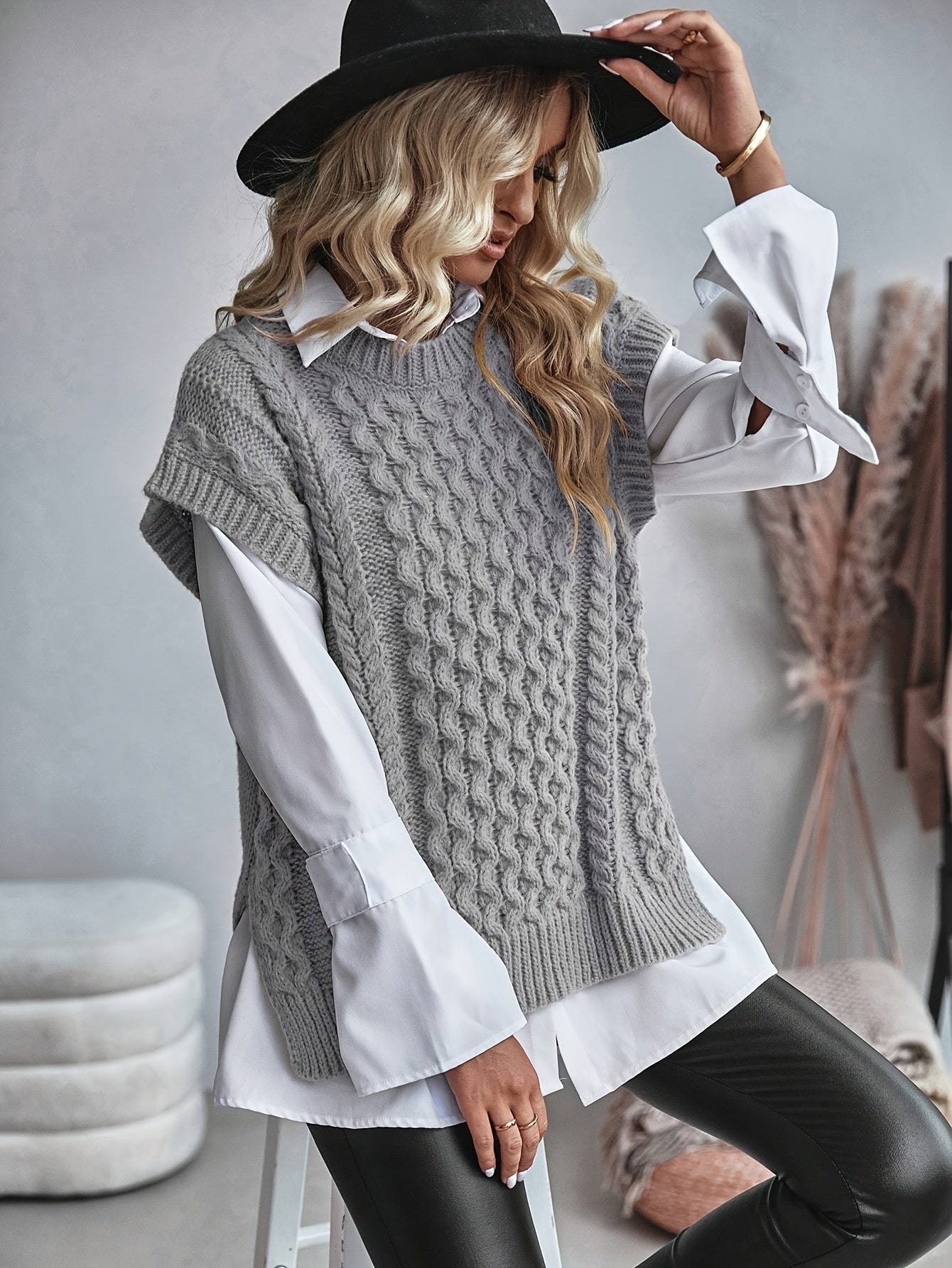 Gebreide poncho grijs met witte blouse detail shot