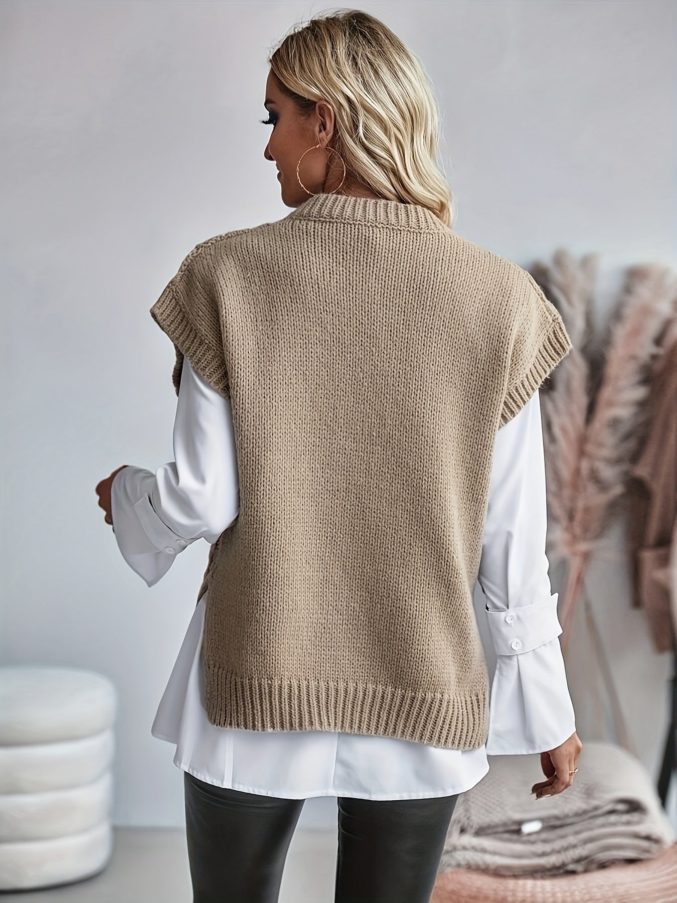 Poncho gebreid mouwloos beige achterzijde