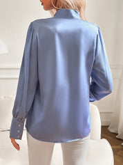 Damesblouse lichtblauw met strik hals en pofmouwen front view