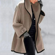 Dames trenchcoat beige met zwarte randen, front view