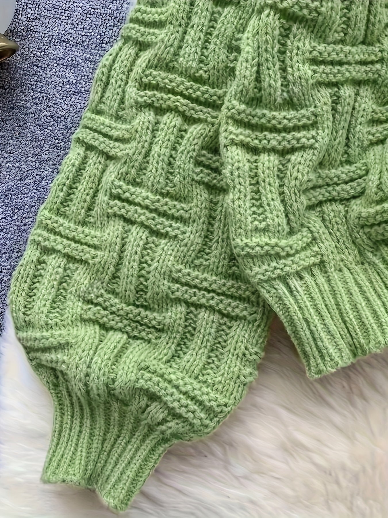 Groene gebreide trui met ronde hals en textuur detail