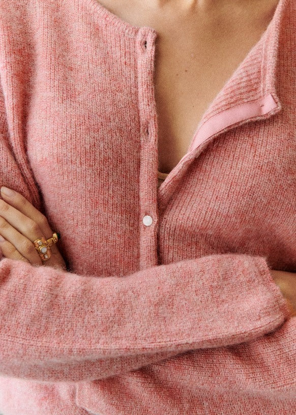 Kardigan roze cashmere met knopen vooraanzicht