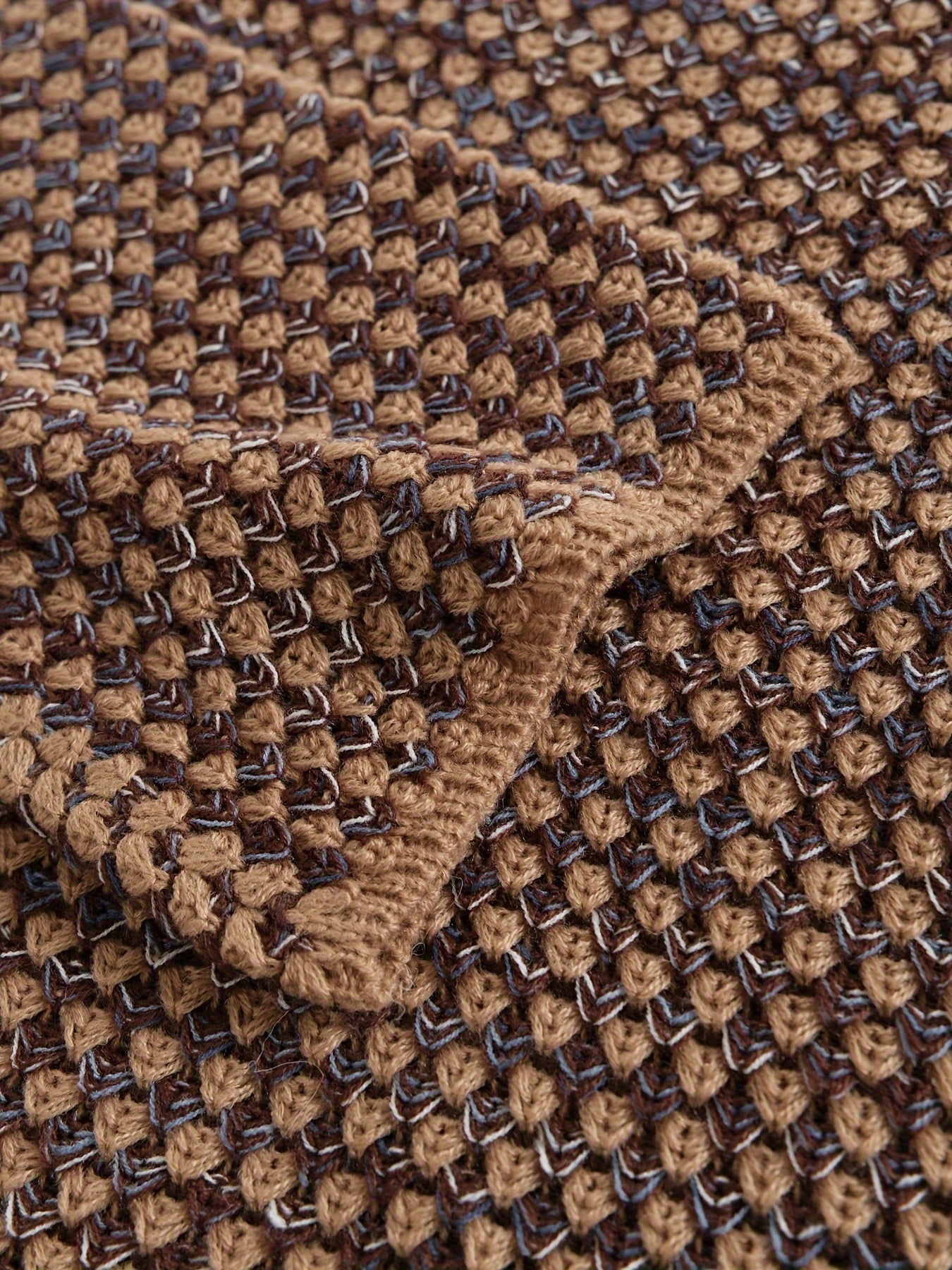 Trui gebreid bruin met allover patroon detail shot