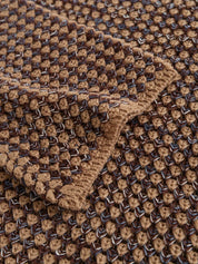 Trui gebreid bruin met allover patroon detail shot