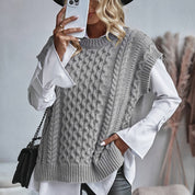 Gebreide poncho grijs met kabelpatroon, witte blouse eronder, front view
