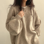 Trui licht beige met ronde hals en bol mouwen, front view