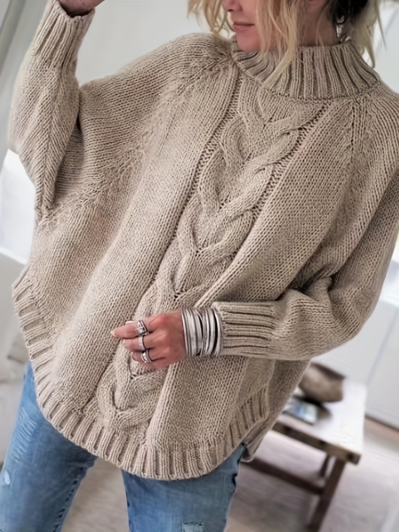 Trui beige met mockneck en losse pasvorm, front view