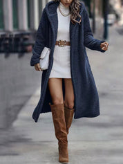 Dame in blauwe teddyjas met witte jurk en hoge laarzen, straatstijl