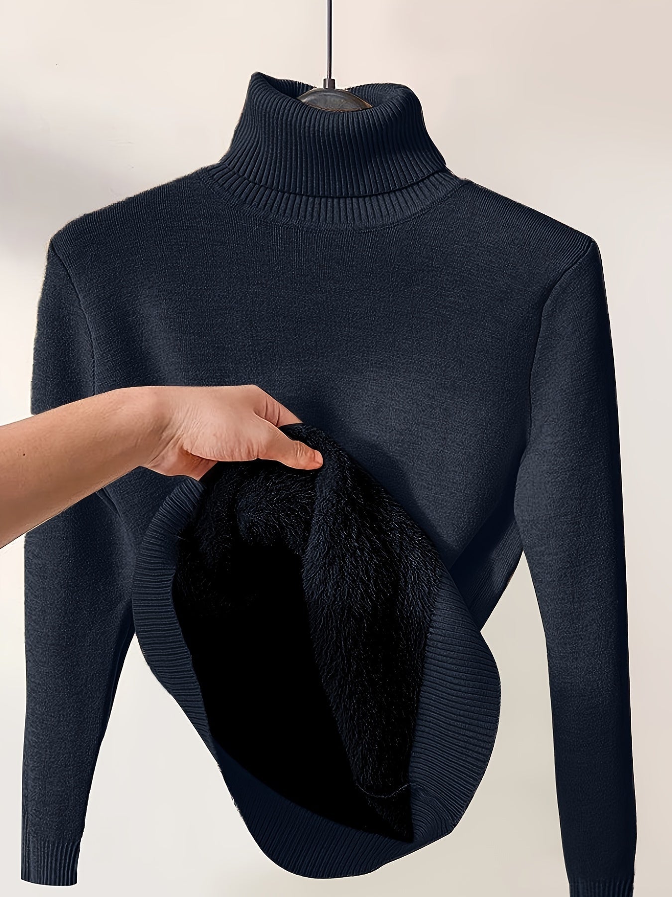 Trui donkerblauw gebreid turtle neck detail shot