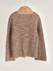 Gebreide trui met allover patroon beige en donkerbruin front view