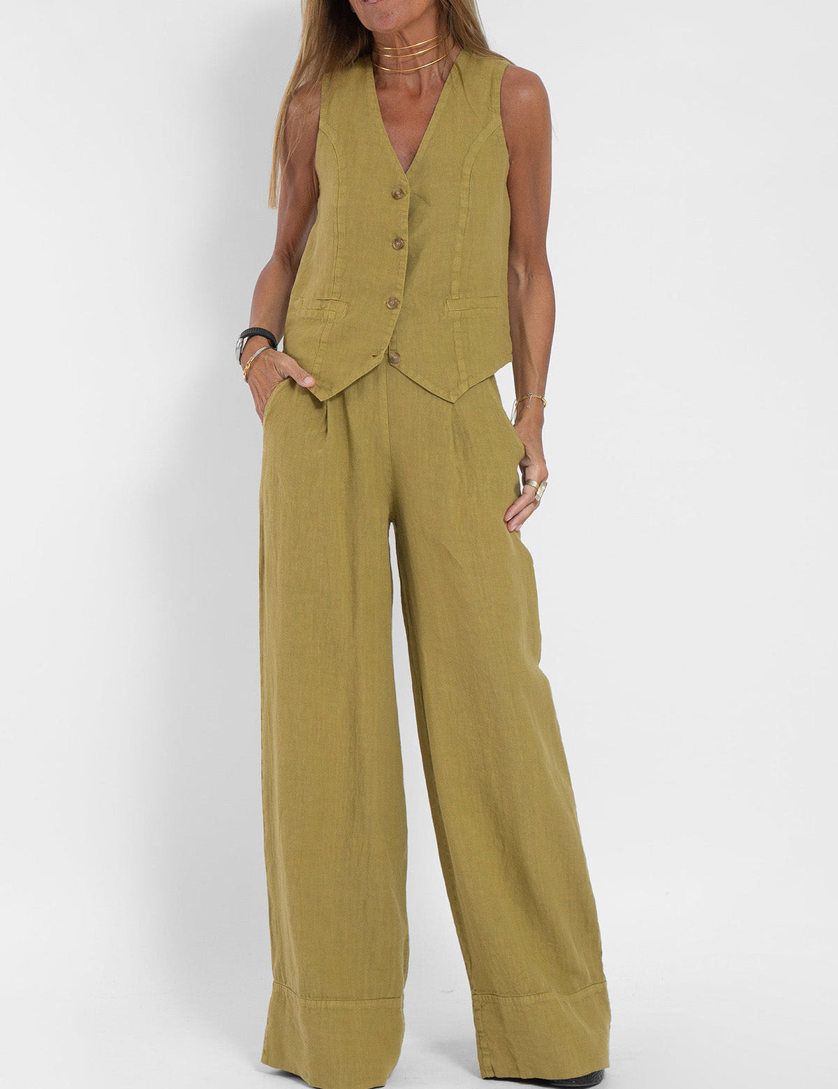 Dames set mouwloos linnen geel met V-hals gilet en wijde broek zijprofiel