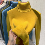 Gele trui met hoge hals en fleece detail vooraanzicht