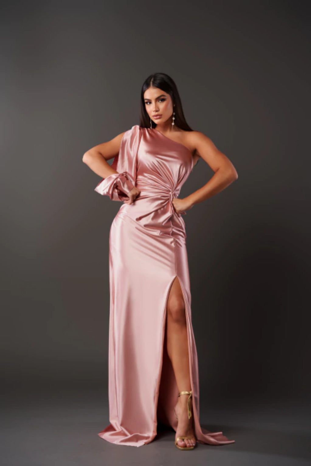 Avondjurk roze satijn een-schouder met spleet front view