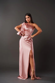 Avondjurk roze satijn een-schouder met spleet front view