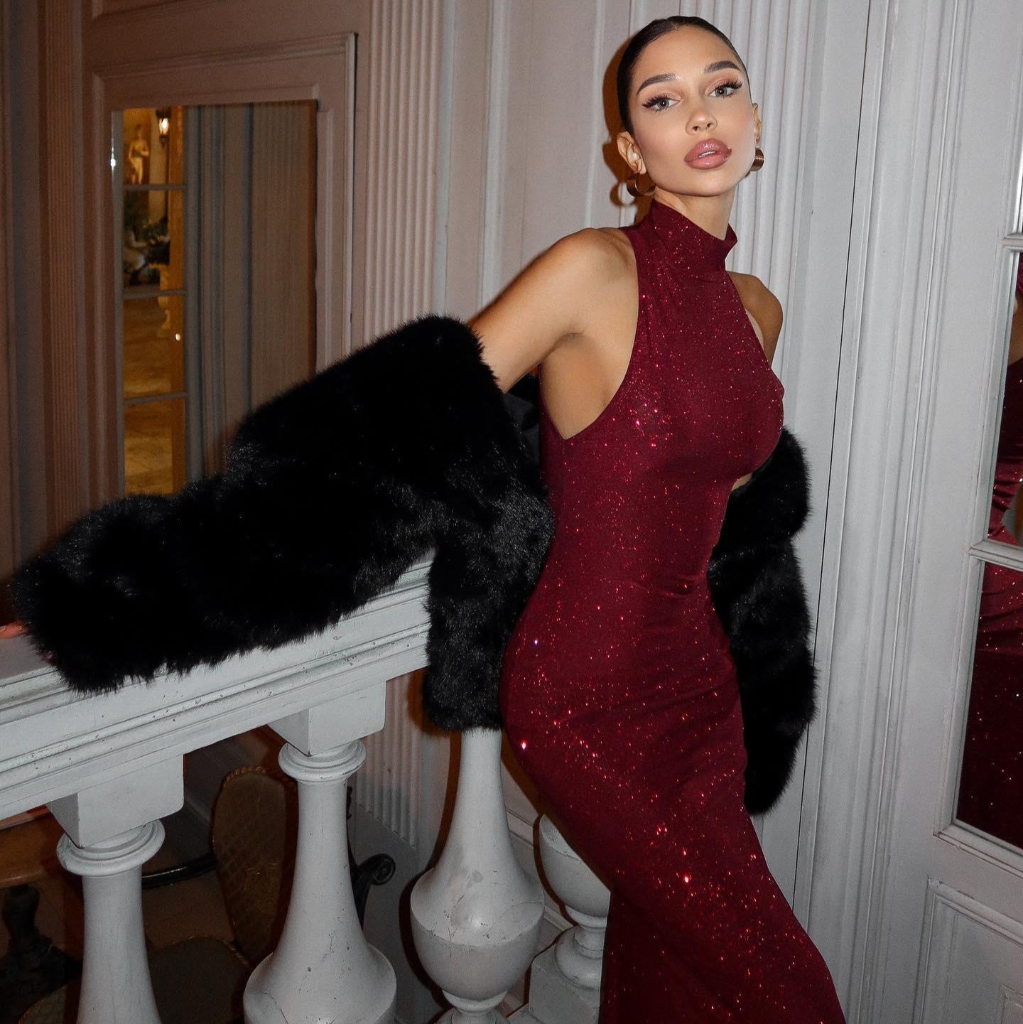 Rode pailletten maxi-jurk met hoge hals en zwarte bontjas, front view