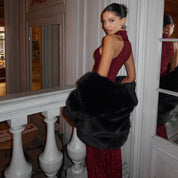 Maxi jurk met pailletten rood met zwarte bontstola achterzijde