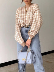 Geruite trui beige met blauwe jeans en lichtblauwe tas zijprofiel