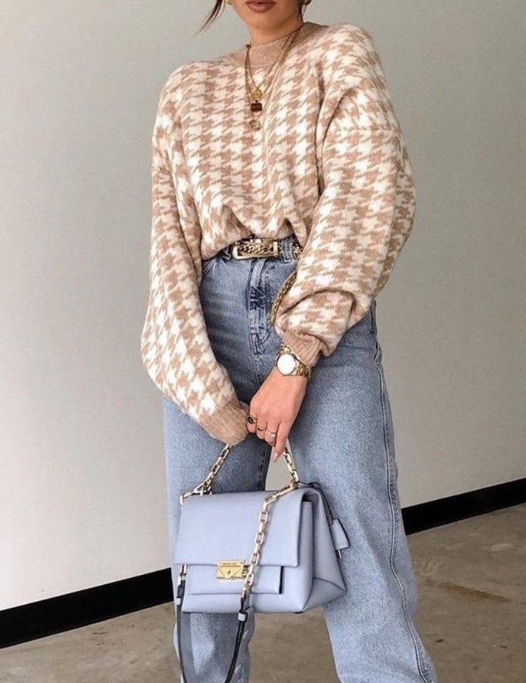 Geruite trui beige met blauwe jeans en lichtblauwe tas zijprofiel