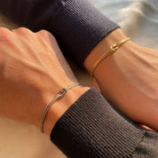Armband met minimalistische liefdesknoop goud en zilver front view