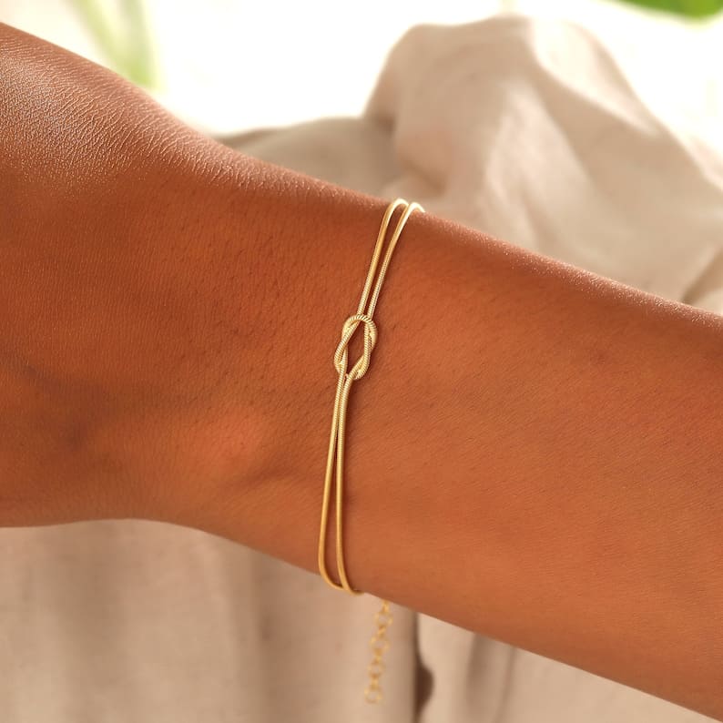 Armband goud minimalistisch liefdesknoop front view