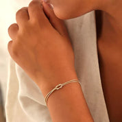 Armband met minimalistische liefdesknoop goudkleurig draad detail