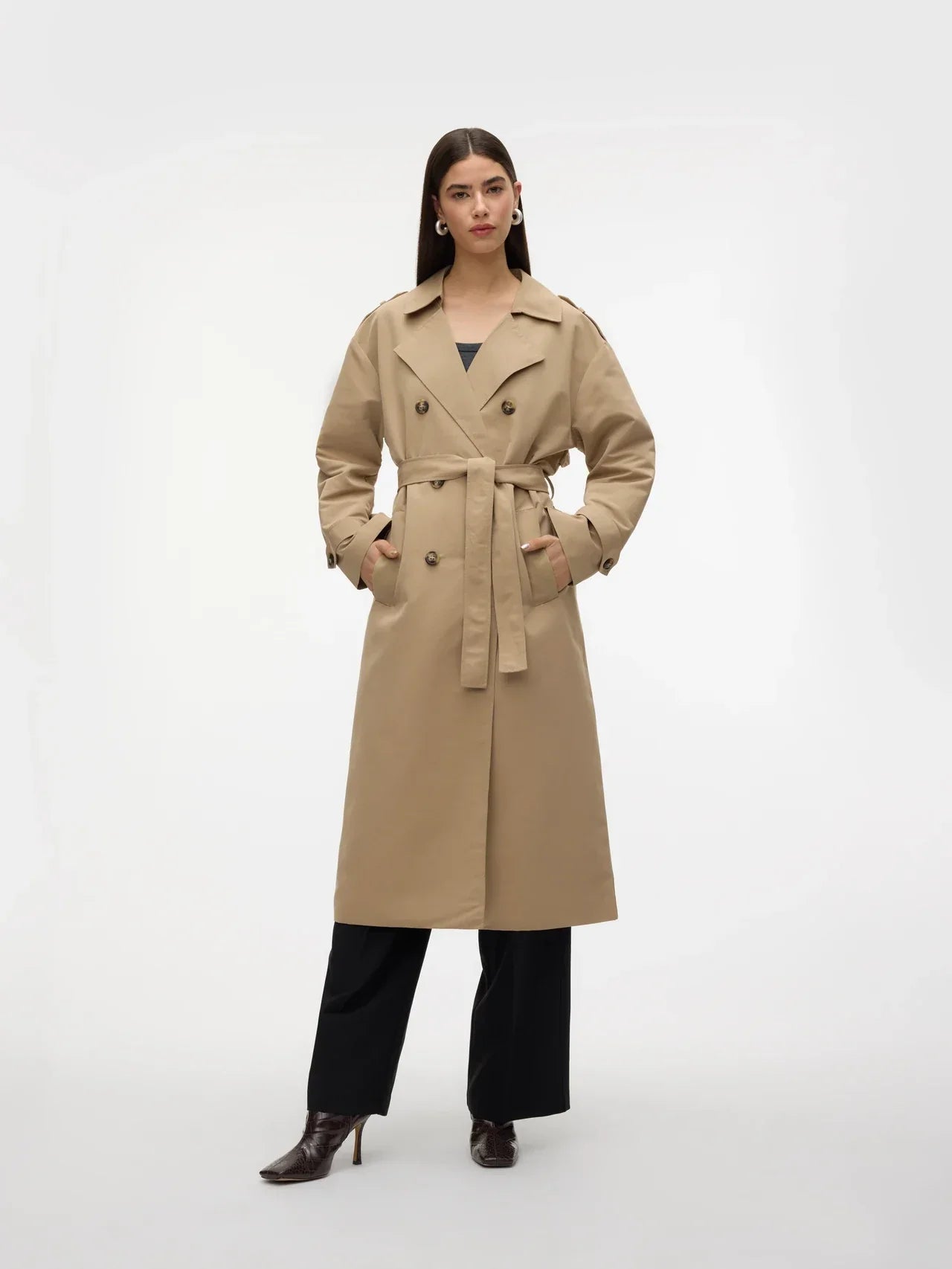 Dames trenchcoat beige met riem en dubbele knopen front view