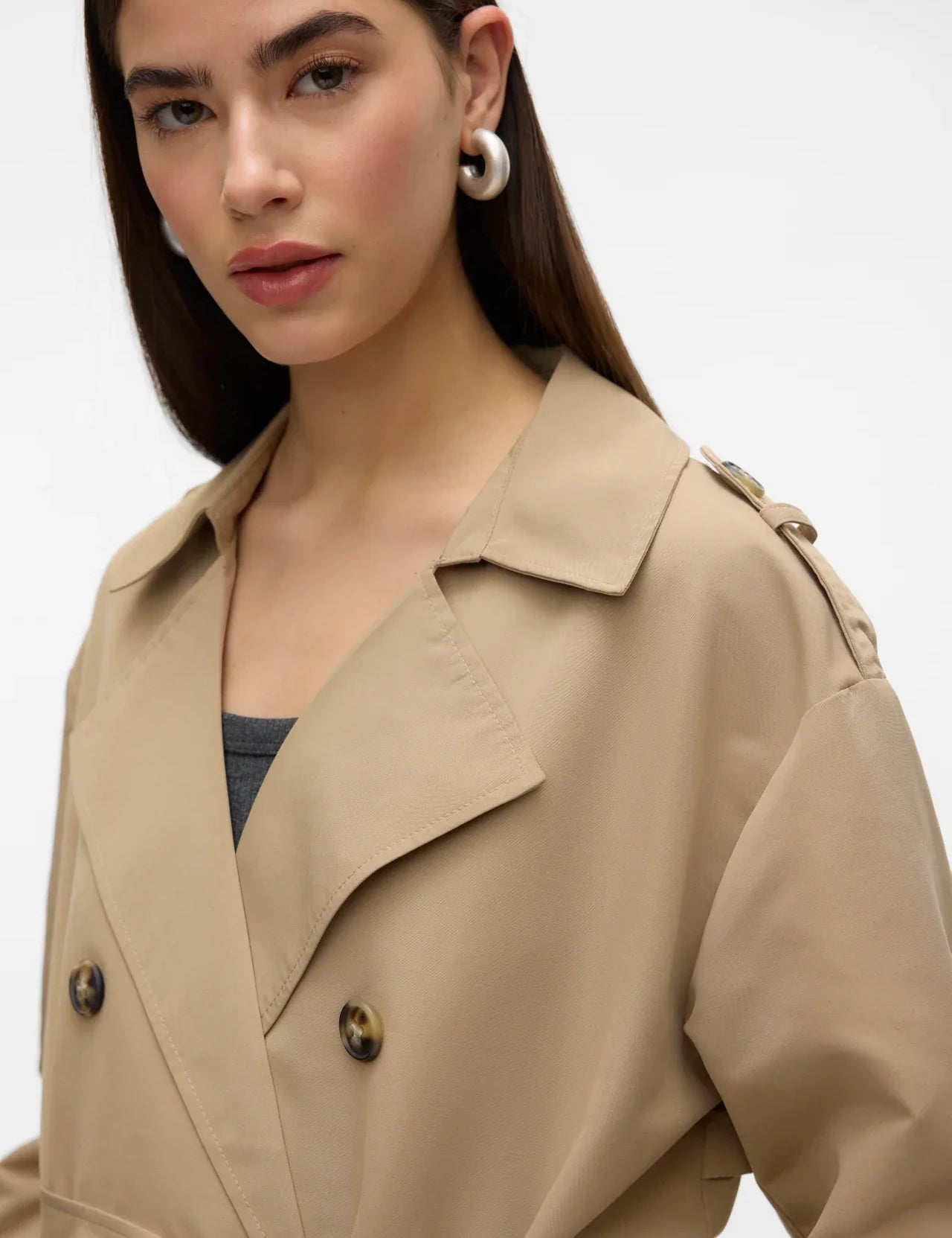 Trenchcoat beige met dubbele knopen en epauletten front view