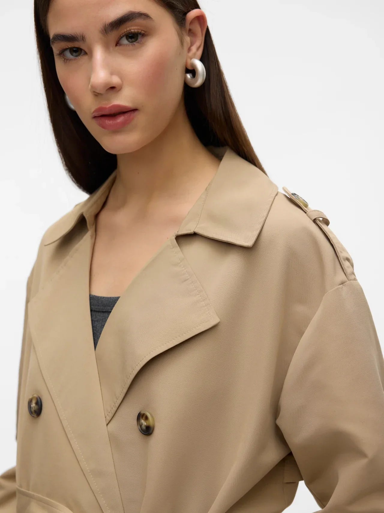 Trenchcoat beige met dubbele knopen en epauletten front view