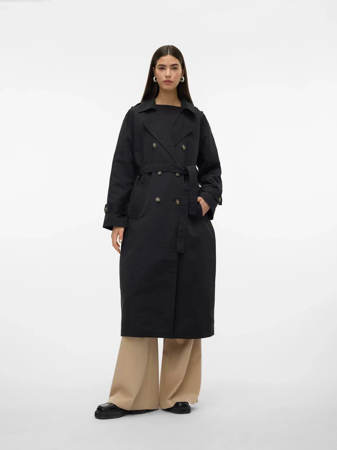 Dames trenchcoat zwart met riem en dubbele knopen front view