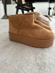 Leren laarzen beige met dikke zool vooraanzicht