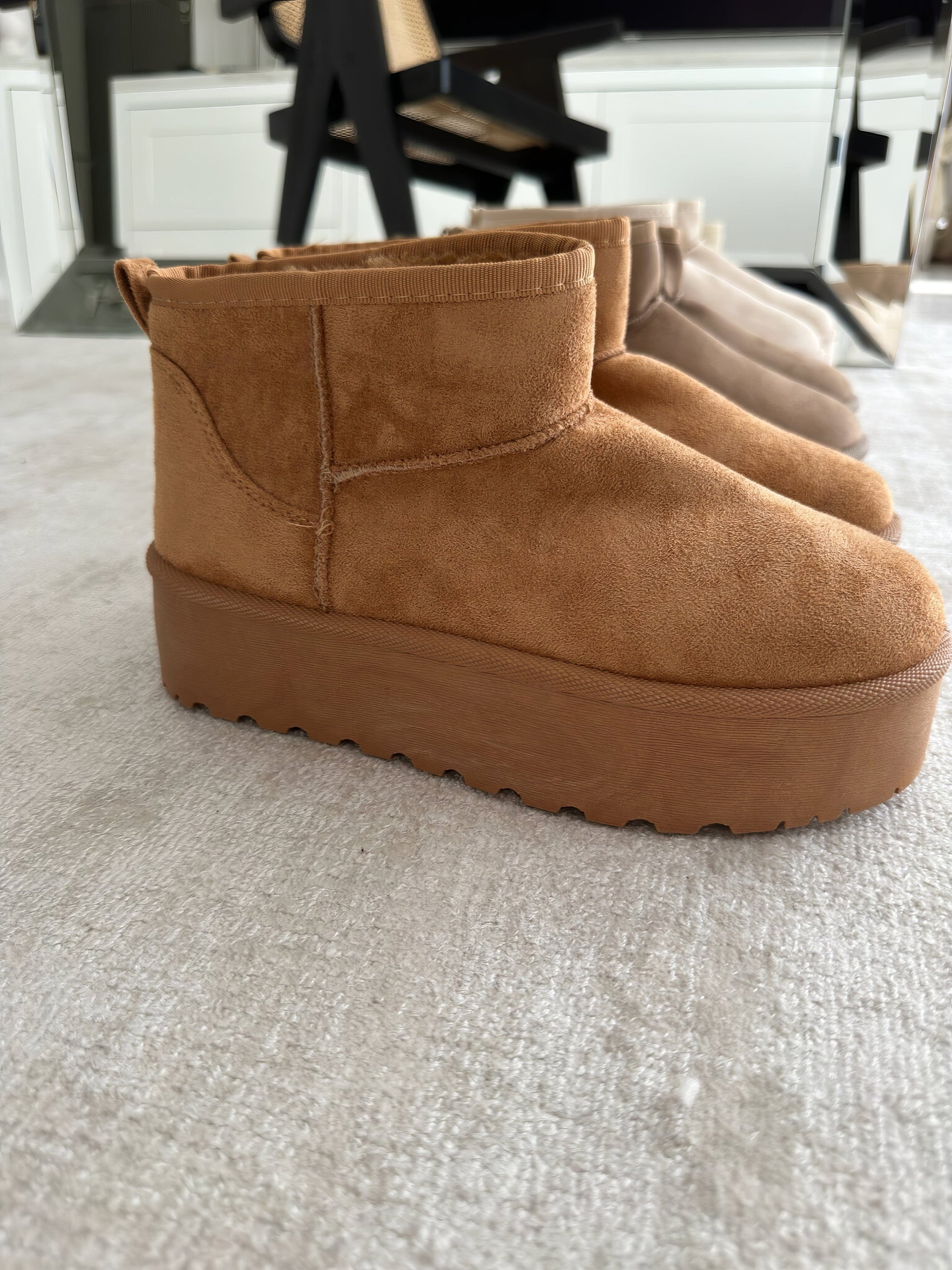 Leren laarzen beige met dikke zool vooraanzicht