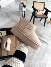 Lichte beige dameslaarzen met dikke zool en warme voering close-up