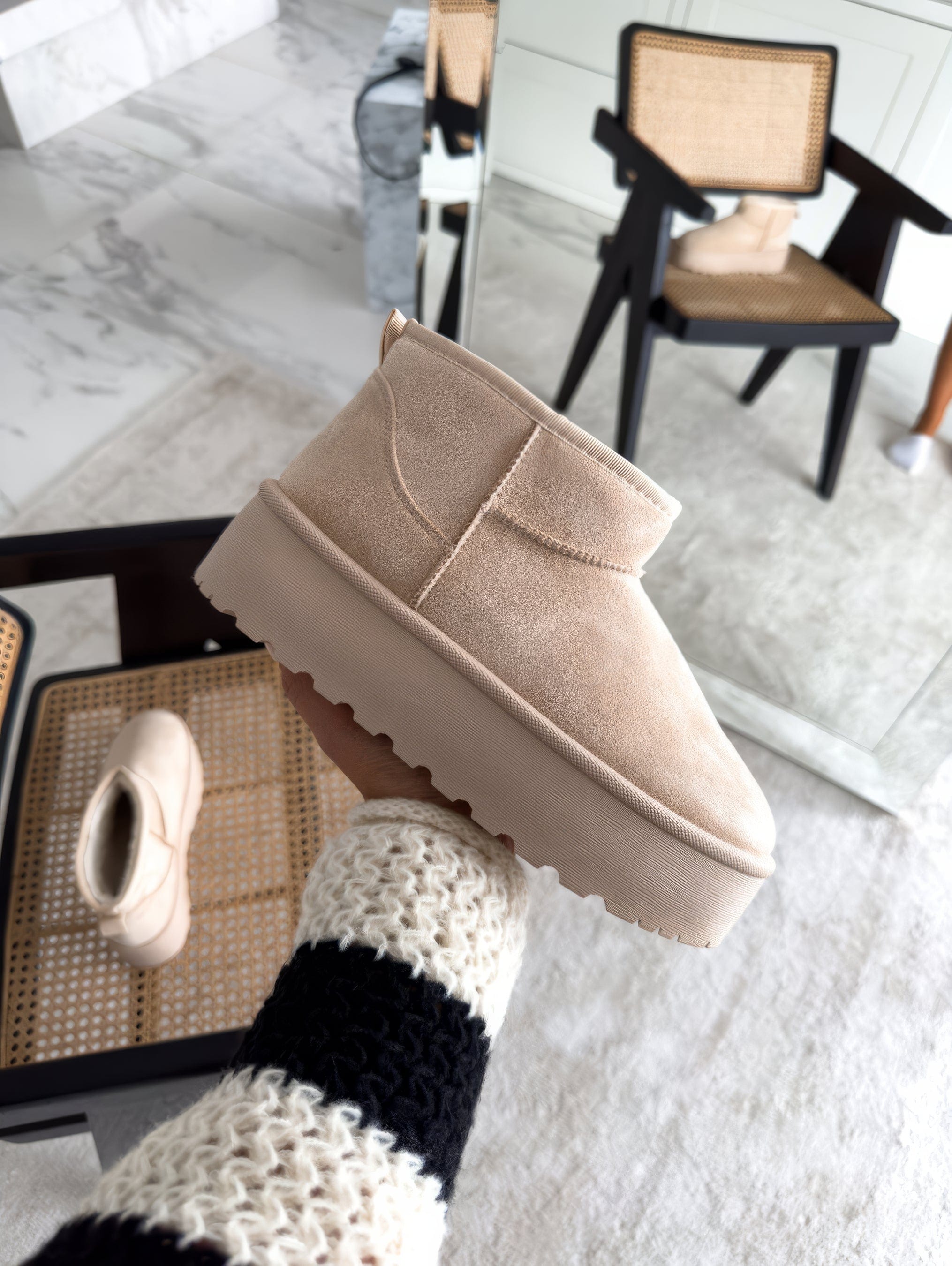 Lichte beige dameslaarzen met dikke zool en warme voering close-up