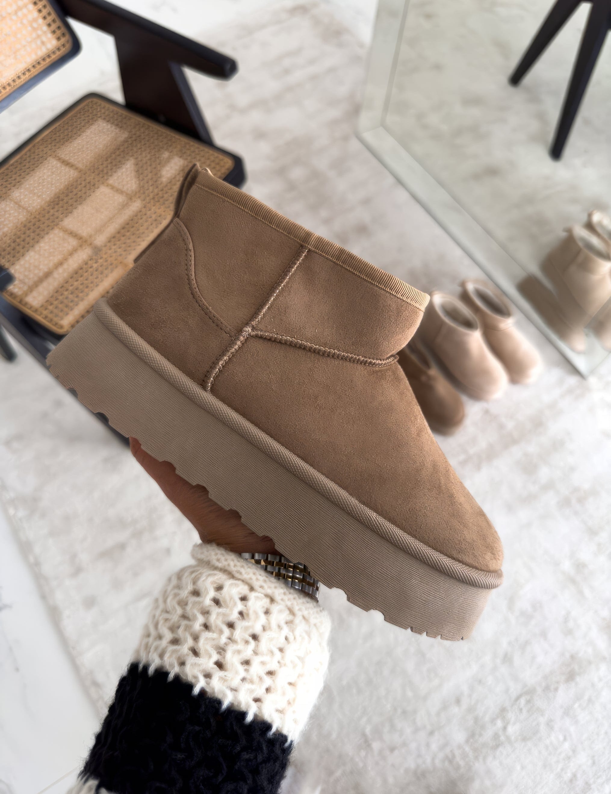 Lederen dameslaarzen beige met rits detail shot