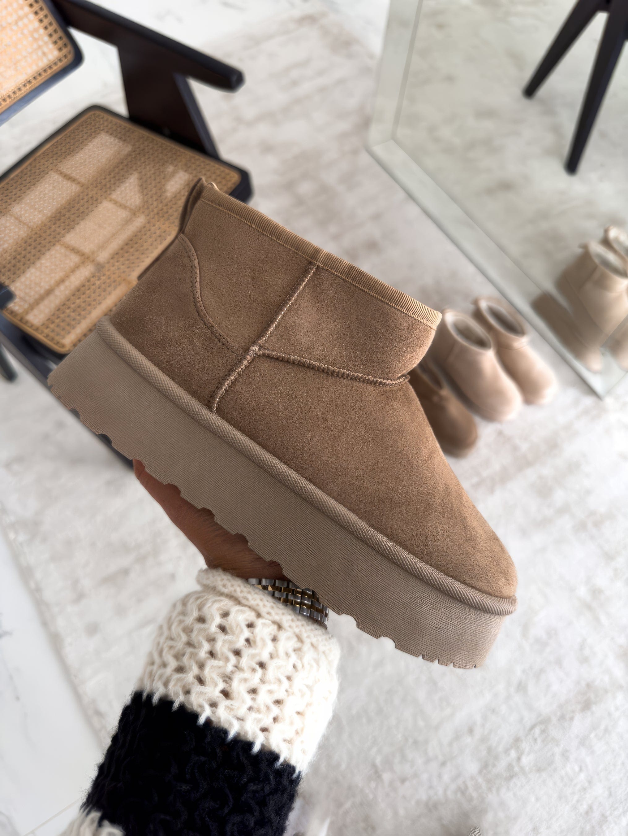Lederen dameslaarzen beige met rits detail shot